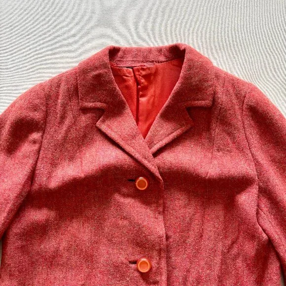 Vintage Cranberry Wool Tweed Weave Coat with Bakelite-Look Buttons Medium - Picture 2 of 16